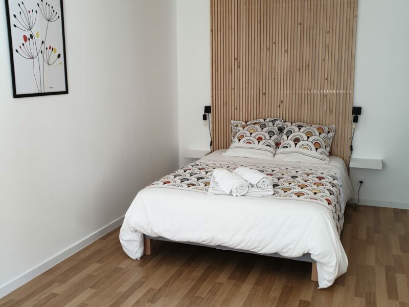 envies de déco vos envies appartement T2 chambre style scandinave tête de lit tasseaux de bois